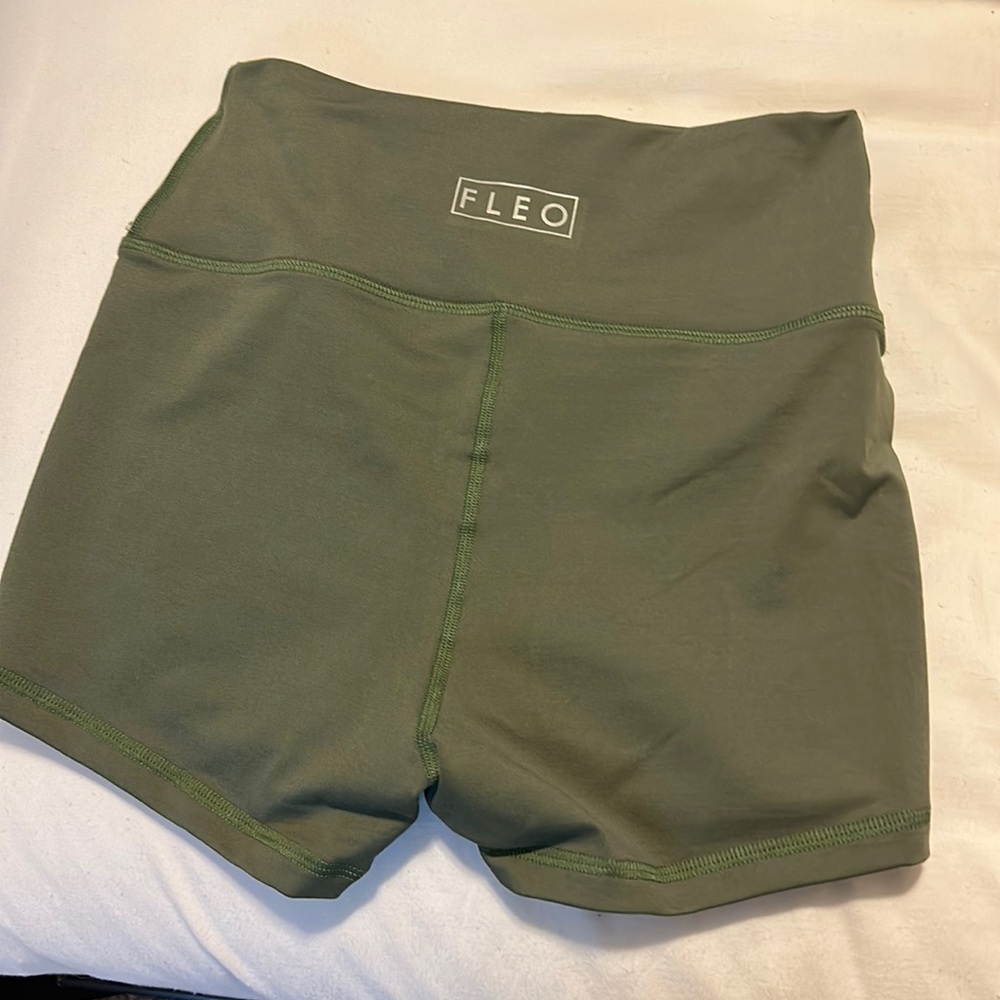 Fleo shorts - never worn 6” inseam
